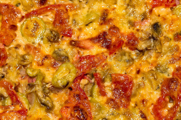 披萨配香肠、西红柿、蘑菇和奶酪。背景