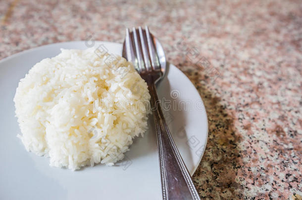 大理石桌上银器白菜饭