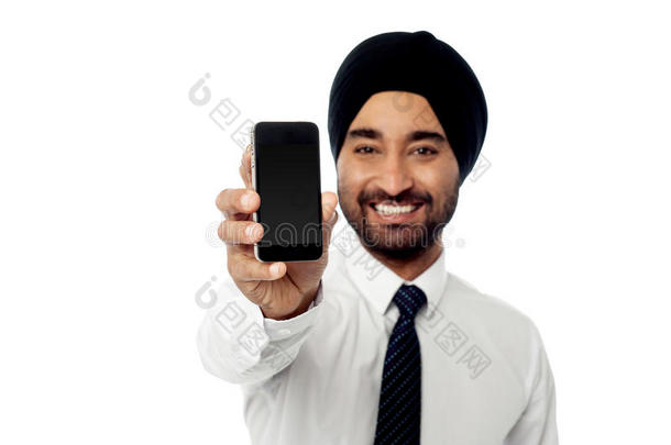 微笑的男人展示他的新手机