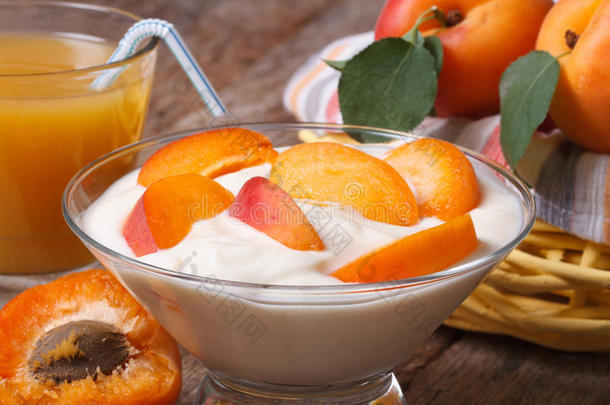 杏酸奶和新鲜果汁特写横向