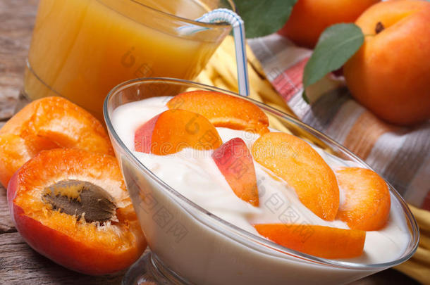 美味杏仁酸奶和鲜榨果汁