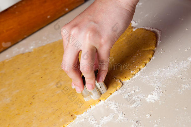 一个女人在厨房里做饼干