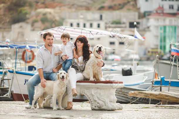 夏天码头上有狗的快乐家庭