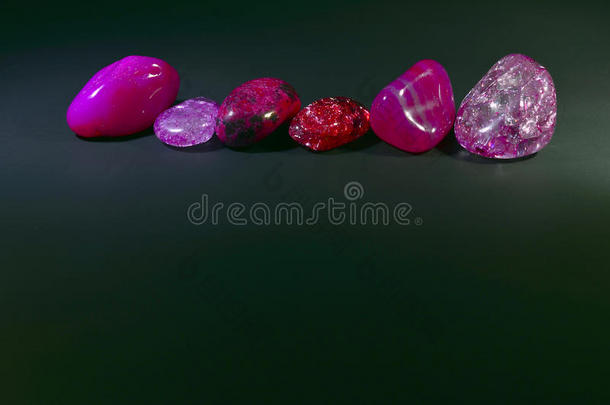 石头，<strong>彩色水晶</strong>。