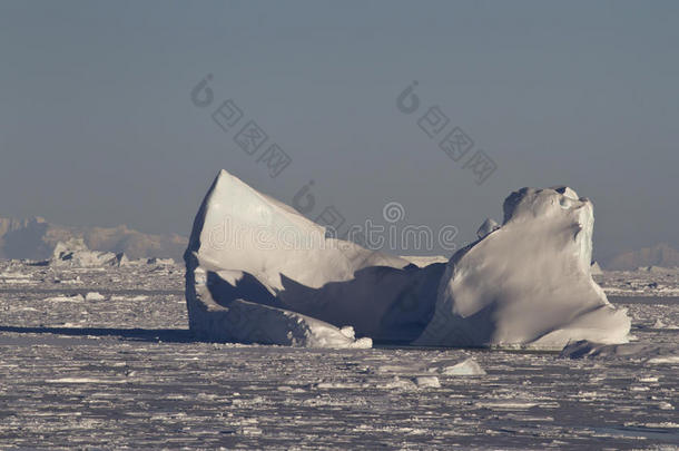 <strong>南极半岛</strong>被冰堵塞的海峡中的大型冰山