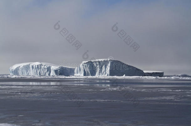 <strong>南极</strong>水域中的大型扁平冰山