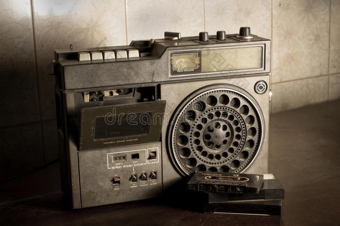 老式复古录音带收音机