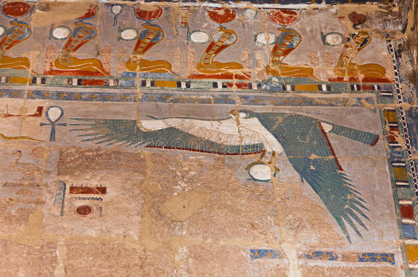 埃及废墟猎鹰飞翔