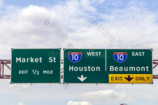 德克萨斯州休斯顿附近的州际公路的方向标志
