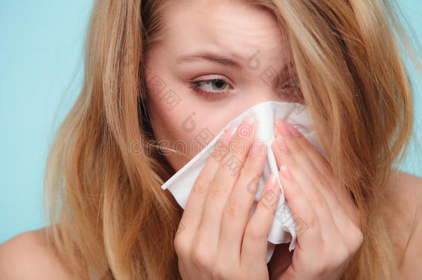 流感过敏。生病的女孩用<strong>纸巾</strong>打喷嚏。健康