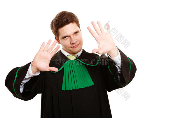 法律。身着波兰长袍的男律师出示停止手牌
