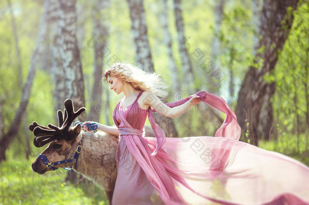 穿着仙<strong>女装</strong>的女孩，穿着飘逸的<strong>裙子</strong>，和驯鹿一起散步