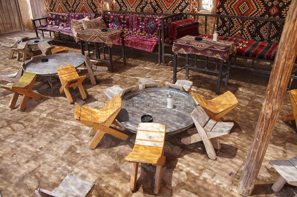 传统沙漠绿洲的桌椅