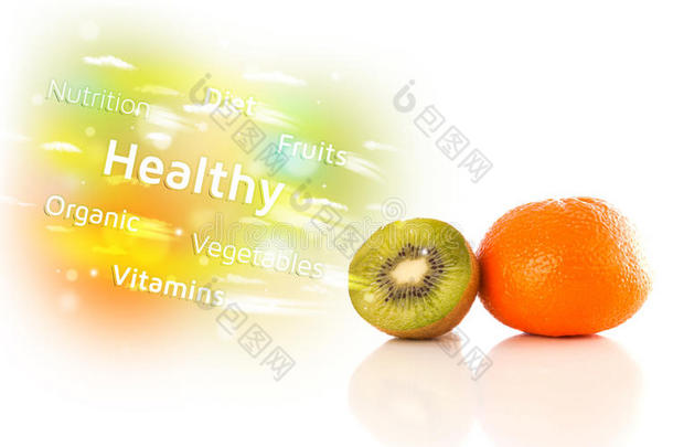 色彩斑斓的多汁水果，有健康的文字和标志