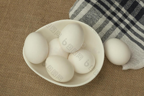 鸡蛋放在白碗里，放在<strong>桌垫</strong>上。