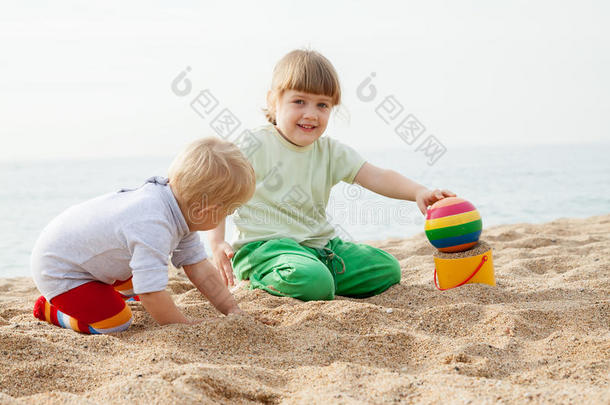 孩子们在<strong>海边玩耍</strong>