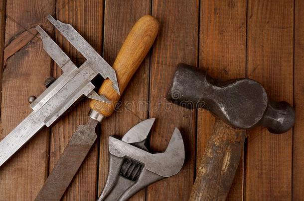 锤子、卡钳、锉刀和扳手。旧工具