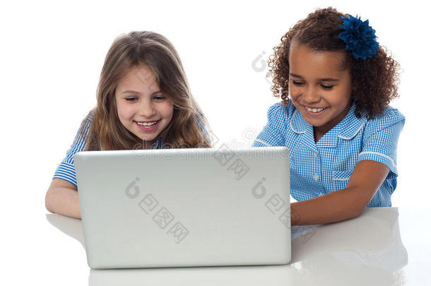 可爱的小女生拿着笔记本电脑