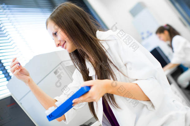 一位女研究员在化学实验室进行研究的画像