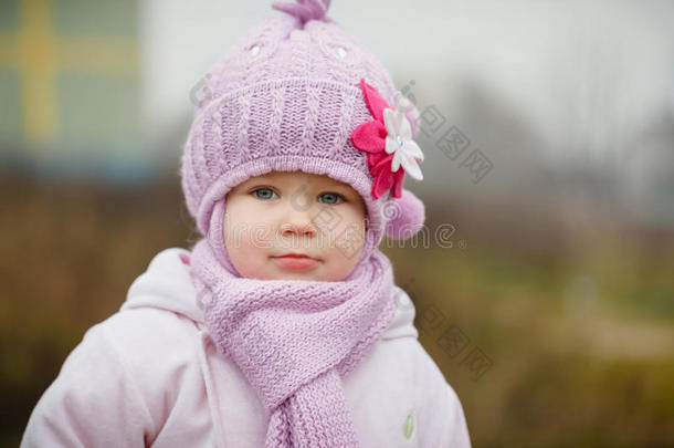 美丽的微笑小女孩穿粉红色外套特写