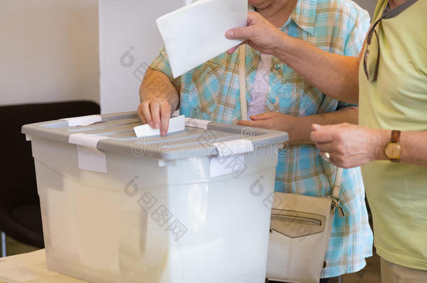 公民在民主选举中投票。