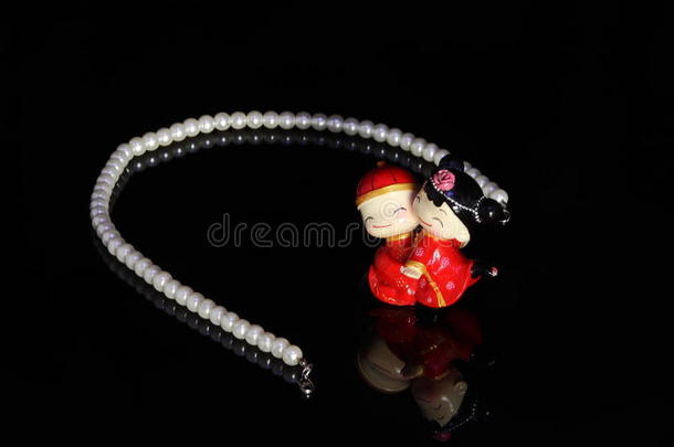 一串珍珠和中国式婚礼玩偶