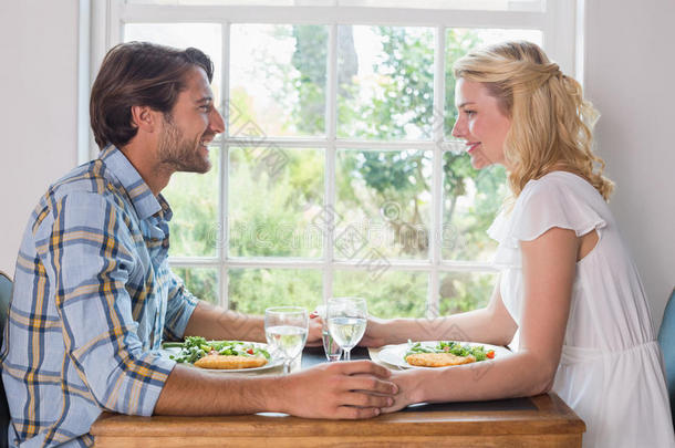 可爱的微笑情侣在一起吃饭