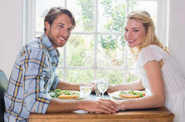 可爱的微笑情侣在一起吃饭