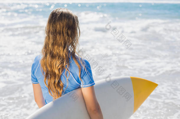在海滩上给冲浪女孩装上冲浪板