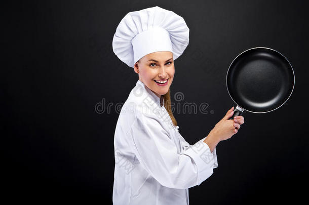 黑底煎锅年轻女厨师