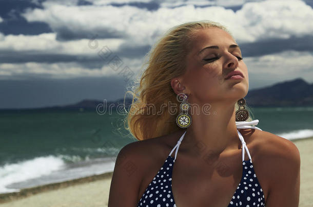 海滩上美丽的金发女人。比基尼美女。暑假