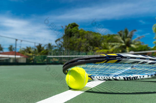 <strong>网球拍</strong>和球的特写镜头