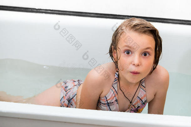 小女孩在浴室洗澡。