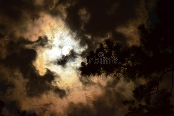 满月与旋转的云彩在棕褐色的色调