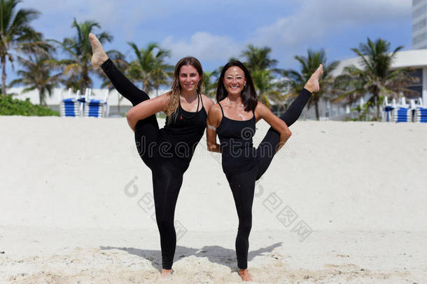 年轻女士在沙滩上<strong>练瑜伽</strong>