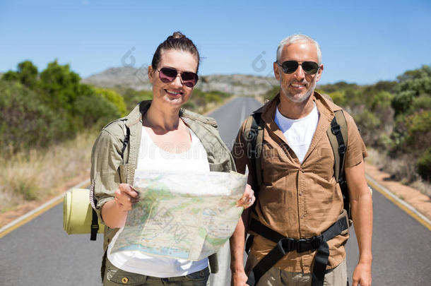 徒步旅行的夫妇在路上看地图