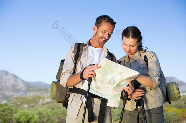 郊外徒步夫妇在看地图