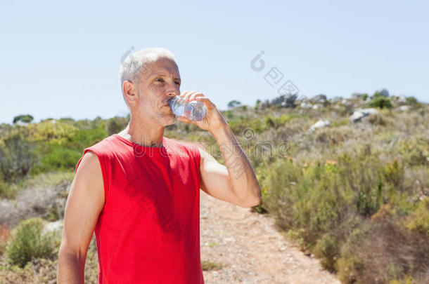 山间小路上的健康人饮水