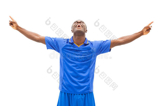 兴奋的足球运动员穿着蓝色的欢呼声
