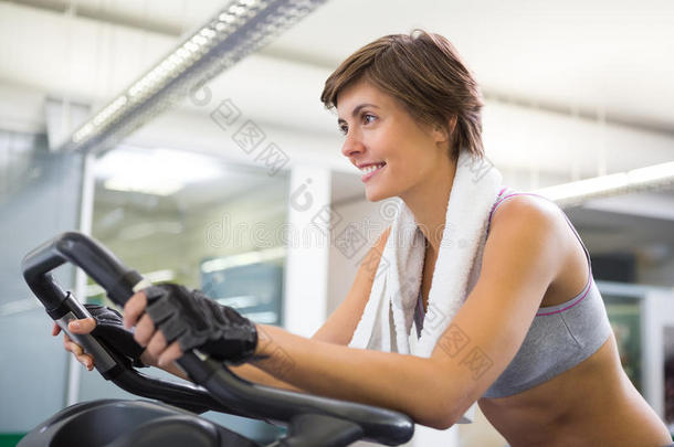 健康微笑的女人在健身车上锻炼