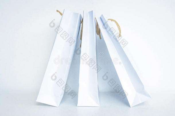 白色空购物袋，金色绳<strong>手链</strong>与白色隔离