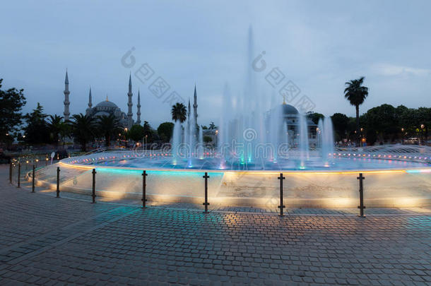 喷泉和苏坦纳米蓝色清真寺