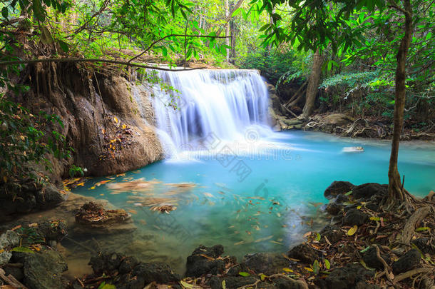 kanchanaburi的森林深处瀑布（huay-mae kamin）