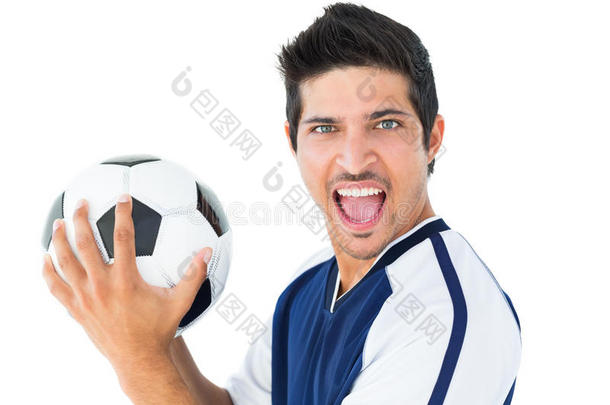 快乐的蓝色足球运动员拿着球