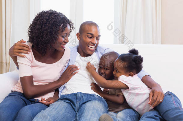 幸福的一家人一起坐在沙发上
