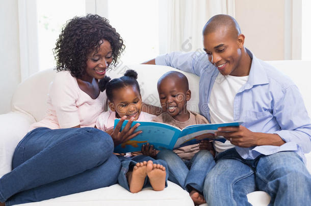 快乐的家庭在沙发上读故事书