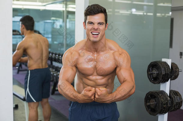 赤膊肌肉男在健身房锻炼肌肉