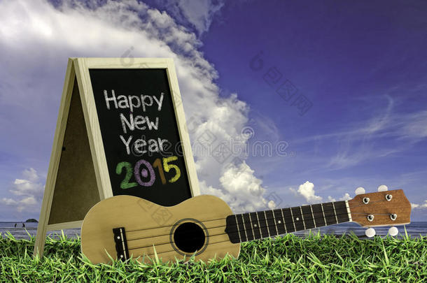 带着蓝天和黑板的四弦琴2015年草地上的文本。