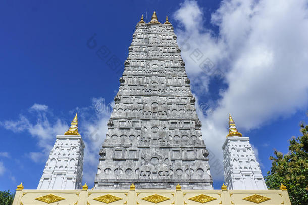 泰国素拉特萨尼（surat thani）wat suwannapradit寺庙中的宝塔