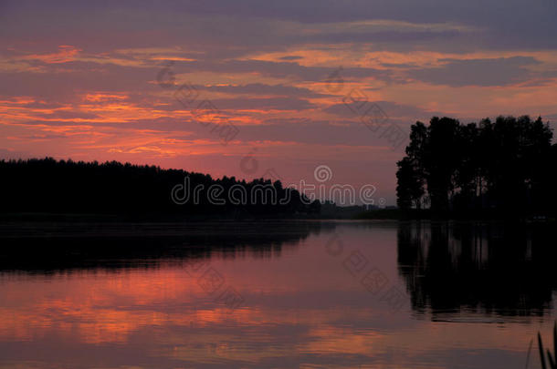 湖中美丽的夕阳红
